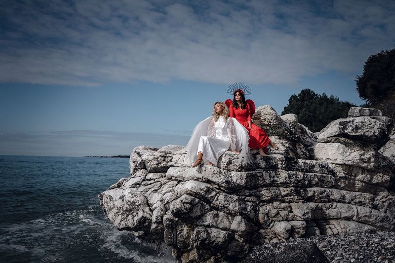 красный ангел белый море скалы девушка крылья обрыв полет сказка фантазия арт Ангелыphoto preview