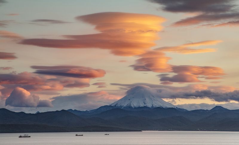 камчатка, бухта, закат, облака, вулканы, корабли  фото превью