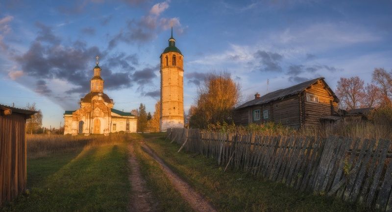 Храм Николая Чудотворца в свете осенннего солнцаphoto preview