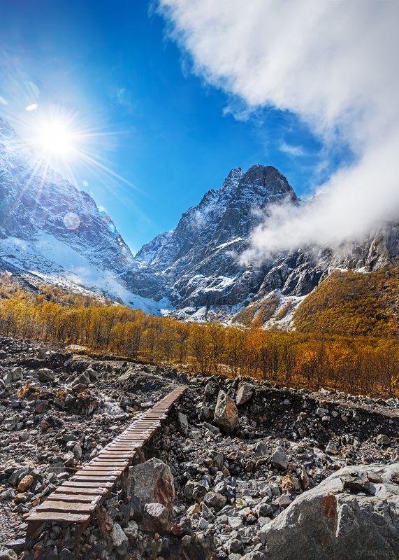 Мидаграбинское ущелье, Кавказ, Северная Осетия, Россия, туризм, путешествие, горы, облако, солнце, солнечный, треккинг, лес, осень, пейзаж, экскурсия, небо, яркий, алания, снег, снежный, вершина, скалы Мидаграбинское ущелье. Кавказ. Северная Осетия фото превью