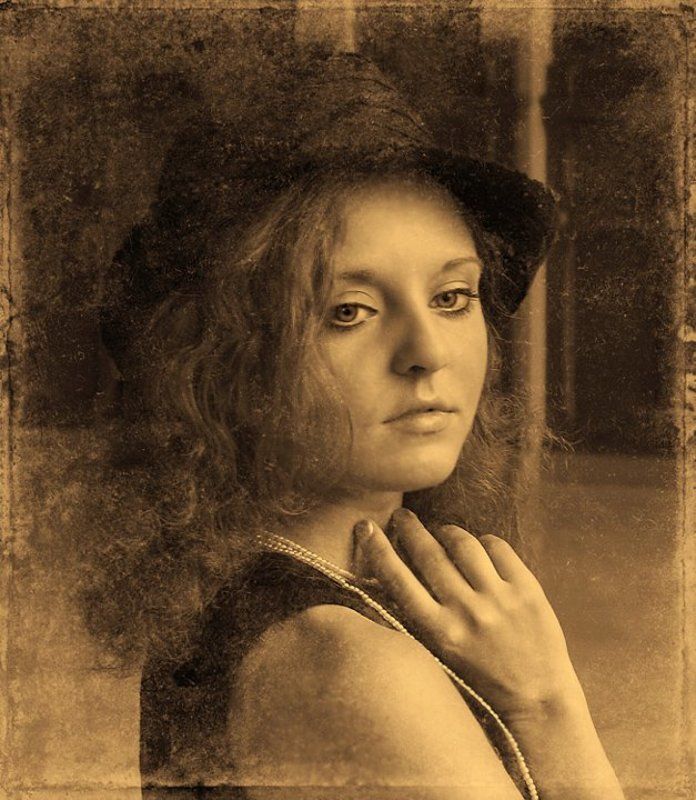 девушка, молодость, мечты взгляд Нитка жемчугаphoto preview