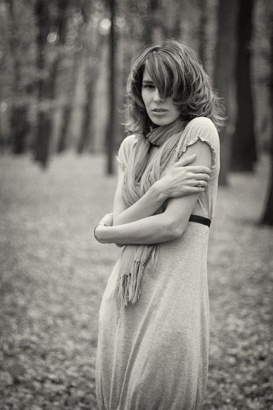 девушка, парк, сад, холод, взгляд, лицо, поза, волосы, одежда, трава, листва, деревья, черное, белое, dyadyavasya В холодном весеннем садуphoto preview