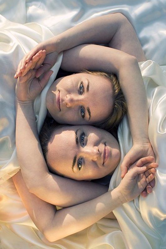 девушки, близнецы, переплетение гнездоphoto preview