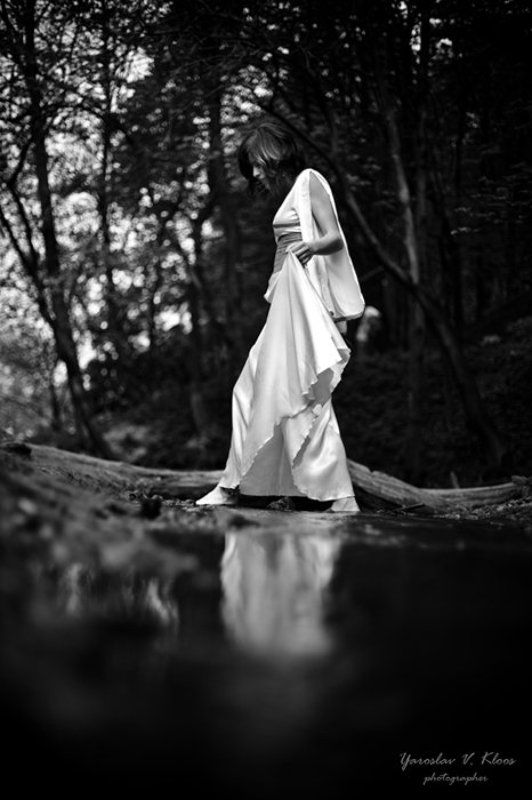 ручей, девушка, шаги Прогулки по водеphoto preview