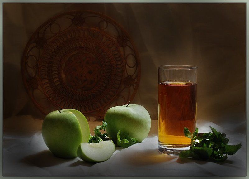 натюрморт, бокал, яблоко, сок Яблочныйphoto preview