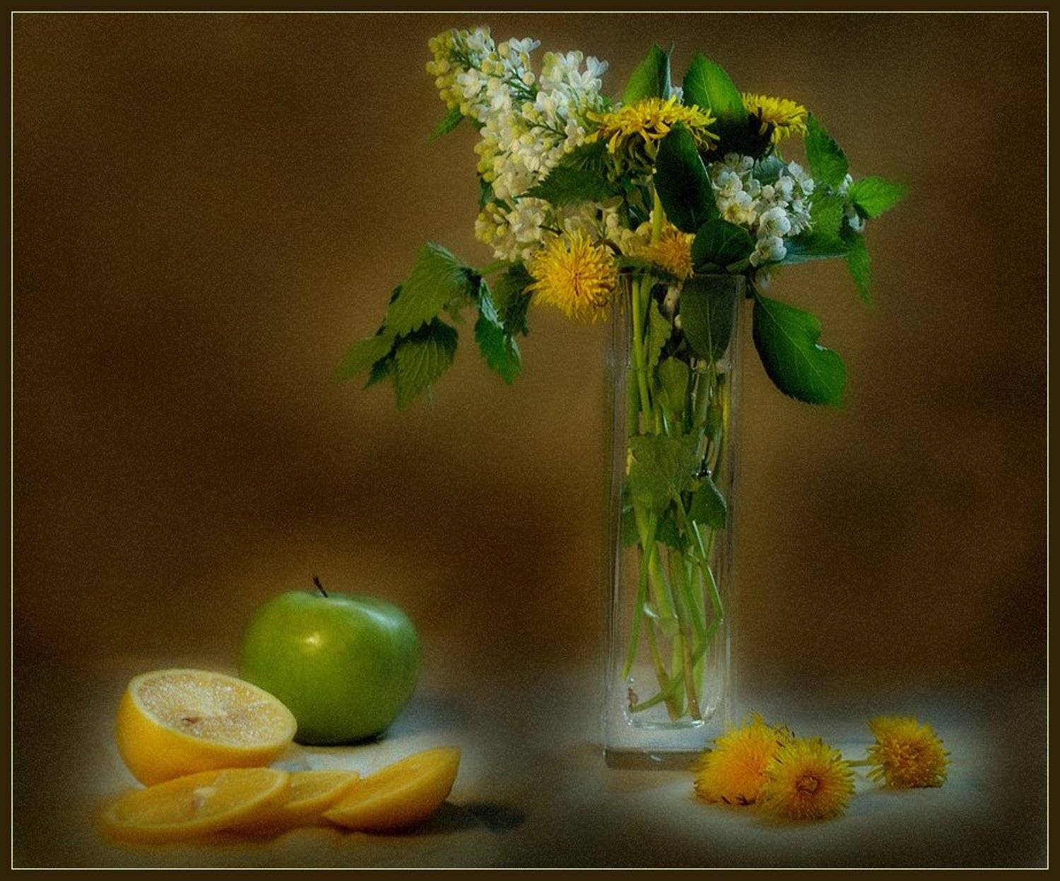 Жёлто-зелёный натюрморт.... Автор: Юлия натюрморт, букет, цветы, лимон, яблоко, Юлия