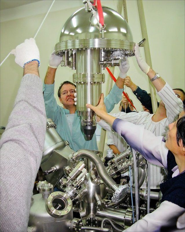 БУДНИ РОССИЙСКОЙ НАУКИ: Инсталляция Анализатора SPECS-PHOIBOS-150-MCD-9 в Лаборатории Исследования Поверхности (Институт Катализа СО РАН)photo preview