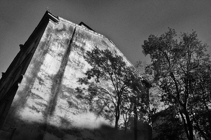 свет,тень,город,стена Тени исчезают в полденьphoto preview