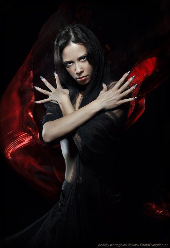 девушка,  волшебство,  колдавство,  ведьма,  красное,  взгляд,  ветер,  руки,  пальцы,  темнота, Ведьмаphoto preview