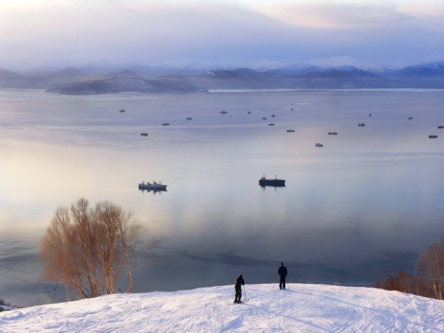По кораблю на брата. Автор: Евгений Пугачев. камчатка,горголыжка,небо,бухта,вода,корабли, Евгений Пугачев.