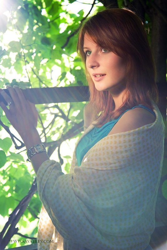 девушка, лучи, зелень, свет, тепло В лучахphoto preview