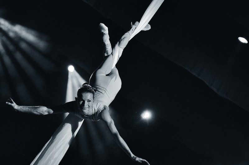 международный фестиваль, шаг на встречу,свет,тень,гибкость,исскуство,пластика Напряжённая улыбкаphoto preview