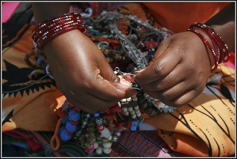 Руки даны мне — протягивать каждому обе, не удержать ни одной...photo preview