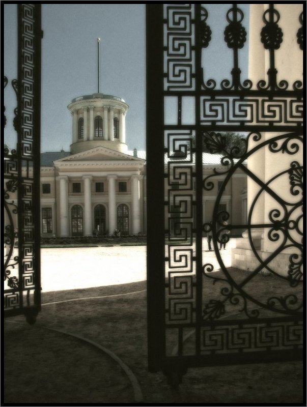 архангельское, ворота, вязь, утро У парадного подъездаphoto preview