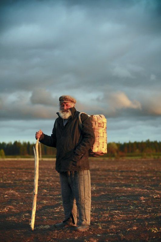 дед коля,разведка,кгб,время,старость,жизнь,закат,небо,поле Нелёгкий путьphoto preview