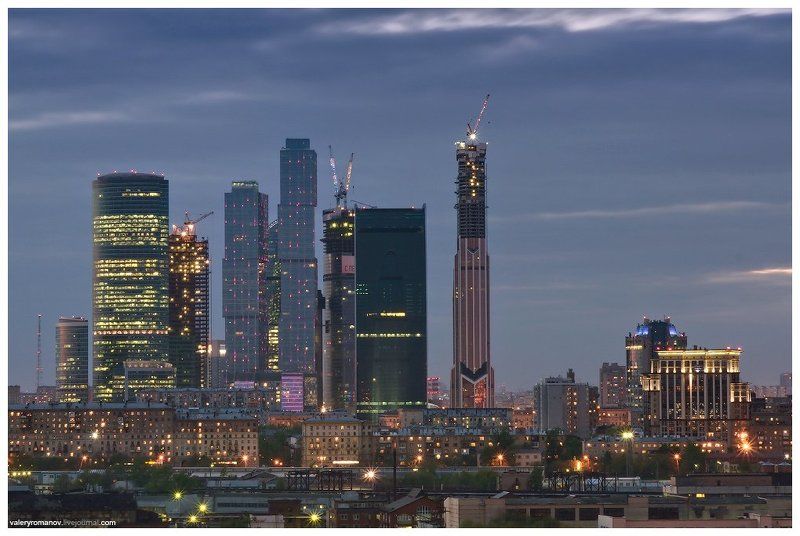 Бетон, Вечер, Высотка, Город, Городской пейзаж, Дома, Желтый, Коробки, Кран, Краны, Москва, Москва-сити, Небо, Небоскреб, Огни, Розовый, Романов, Синий, Сити, Стекло, Урбанизм Москва-ситиphoto preview