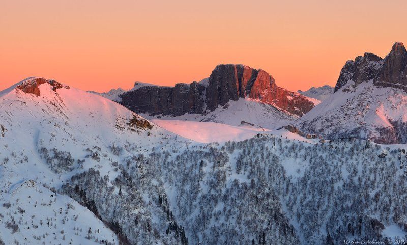 Последним лучом укрываясь, вершины тонут во снах...photo preview