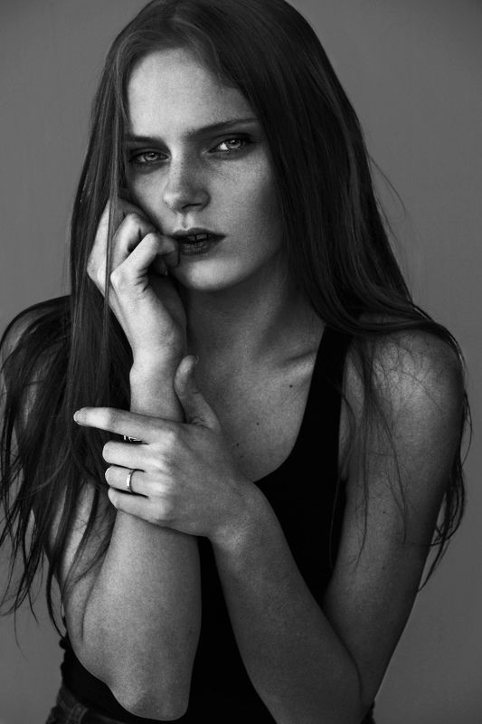 girl darkphoto preview