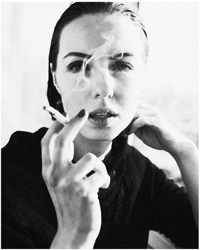 портрет монохром сигарета курить девушка 35 ььphoto preview