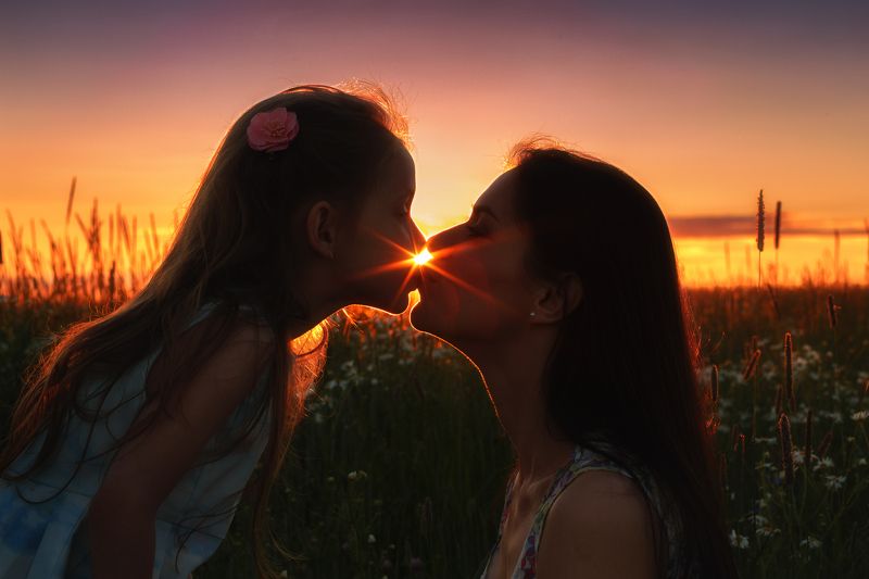 семья дети мама солнце закат  Поцелуй солнцаphoto preview