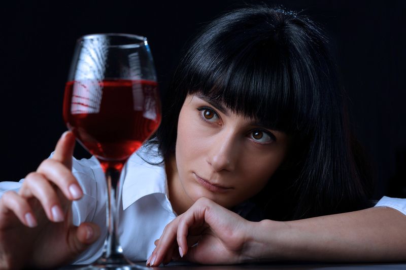 девушка, брюнетка, красивая, вино, бокал, официантка, стиль, модель, кафе, ресторан, грусть, меланхолия, белая рубашка. Девушка с бокаломphoto preview