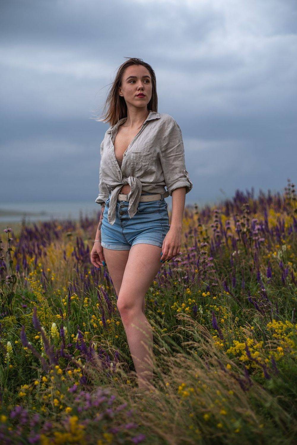 модель, цветы, луг, небо, поляна, девушка, гроза, тучи, Арсен Алабердов