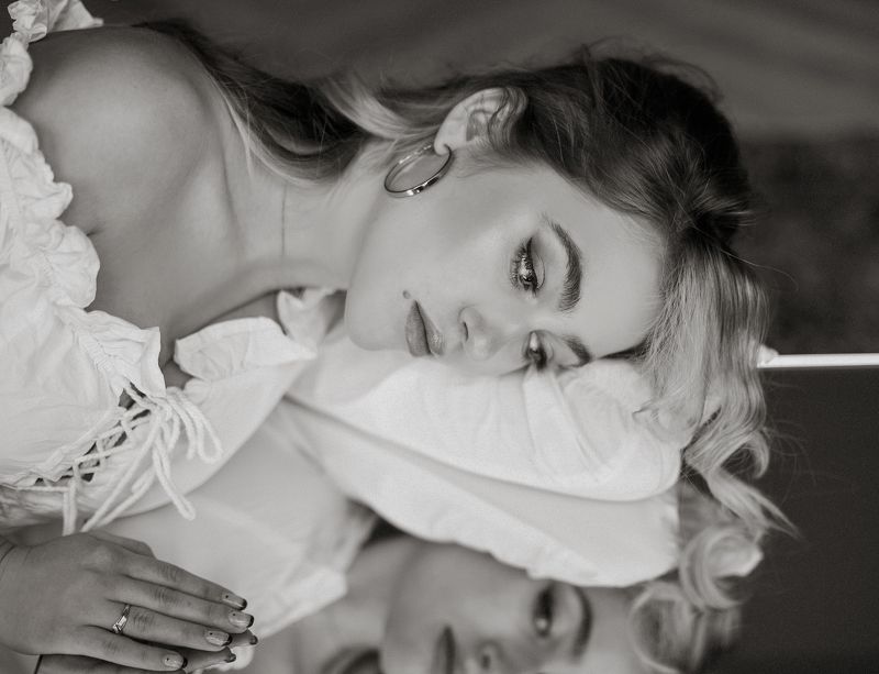 девушка,чб,художественный,лицо,тени,цвет, свет,зеркало отражениеphoto preview