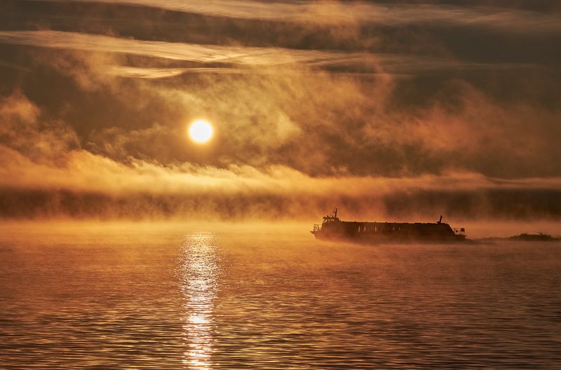 селигер,теплоход,судно,озеро,рассвет,восход,солнце,туман,осень Утро на Селигере фото превью