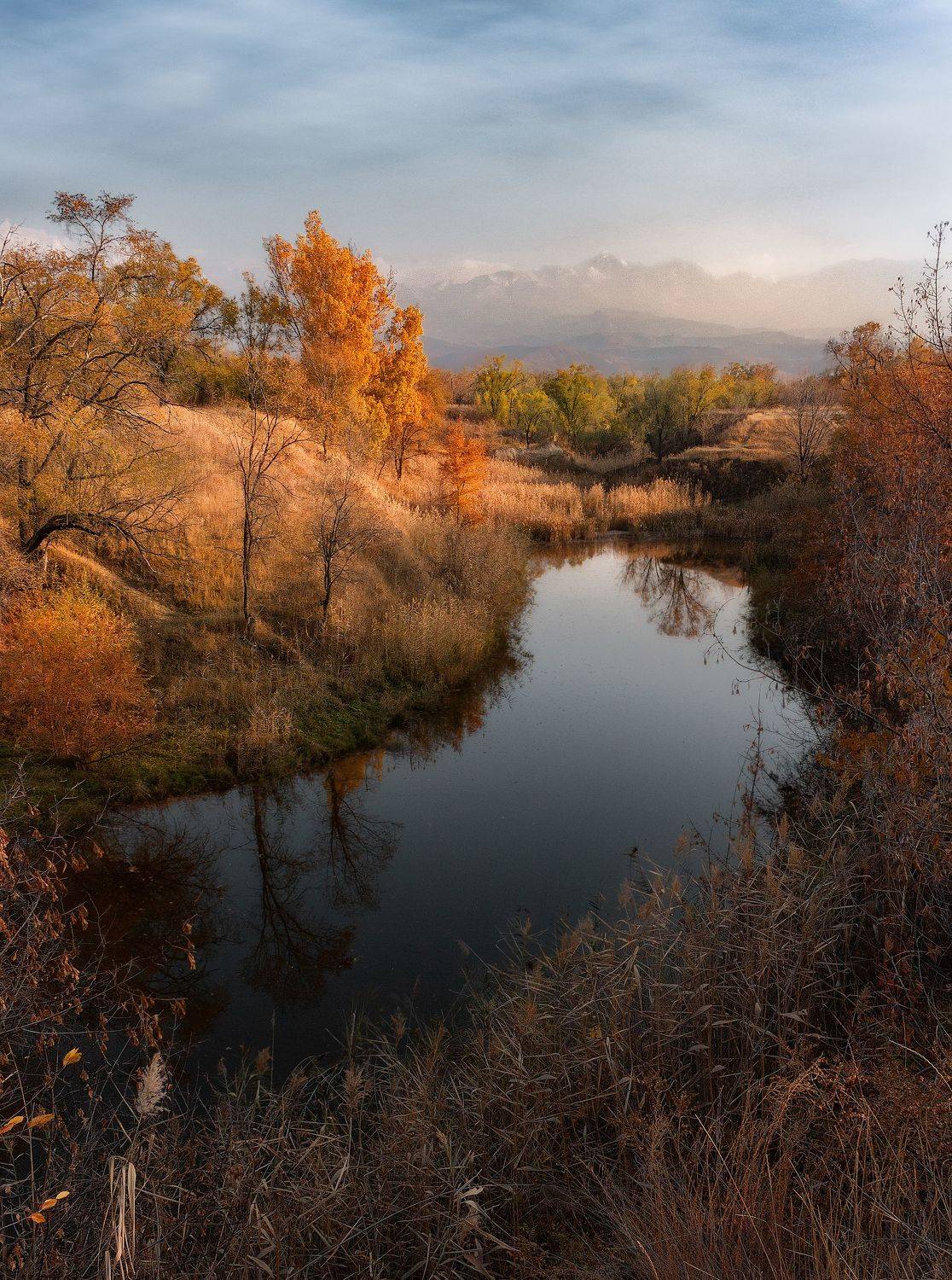 Заводь.. Автор: Еремеев Дмитрий пейзаж, осень, озеро, горы, цвет, свет, природа, небо, облака, вечер, Еремеев Дмитрий