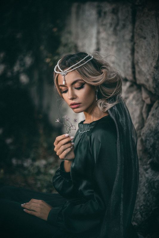 портрет девушка старинный замок цветы средневековье зеленое платье корона сказка Анастасияphoto preview