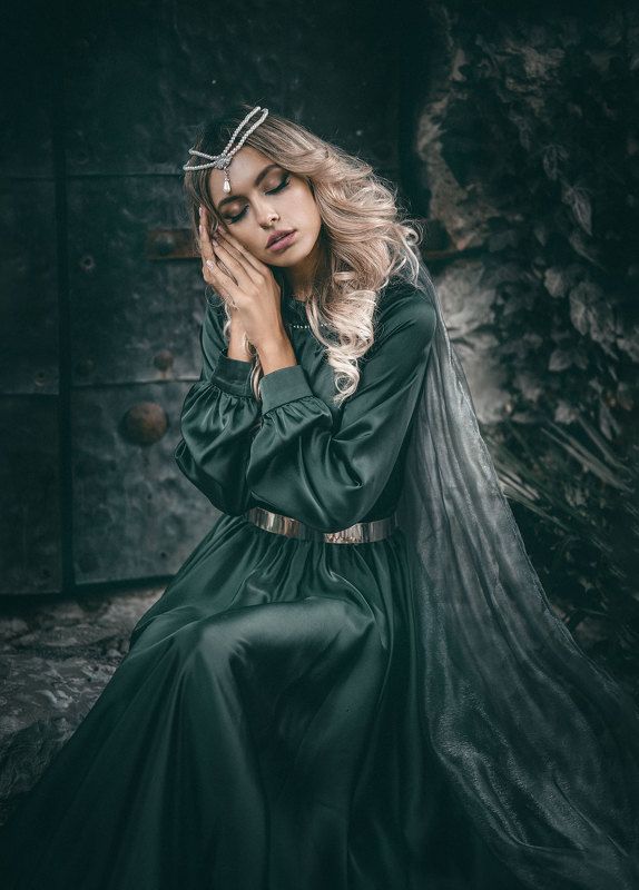 девушка принцесса средневековье сказка замок зеленое платье история фантазия летящее платье шлейф В старом замкеphoto preview