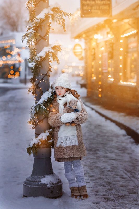 #christmas #christmaspresent #family #winter #outdoor #night #toronto #girl #kids #teddybear #childhood #street Christmas Evephoto preview