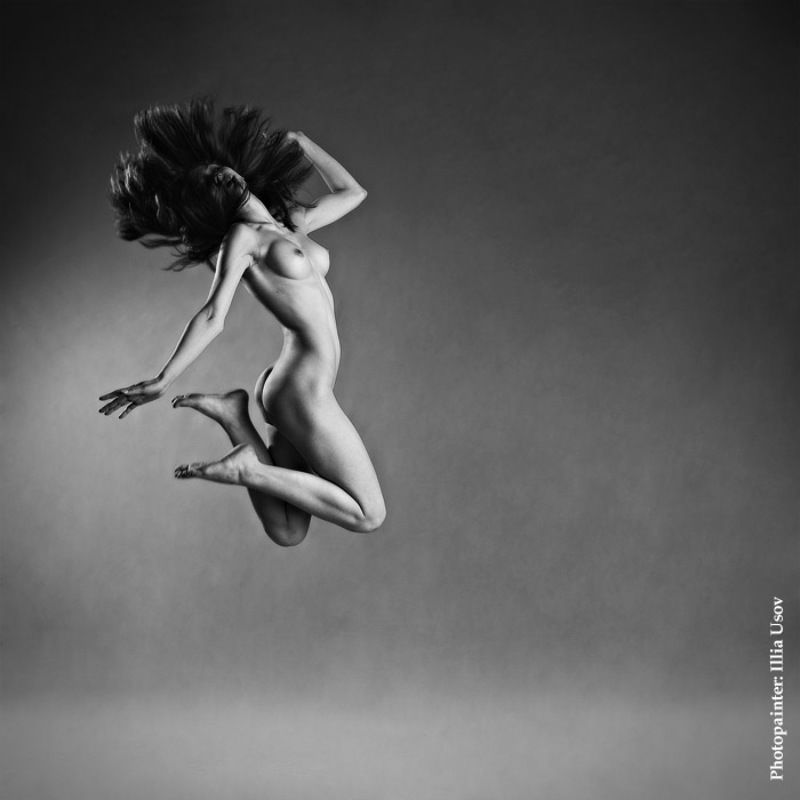 ню прыжки волосы девушка вполете полет Попрыгульяphoto preview