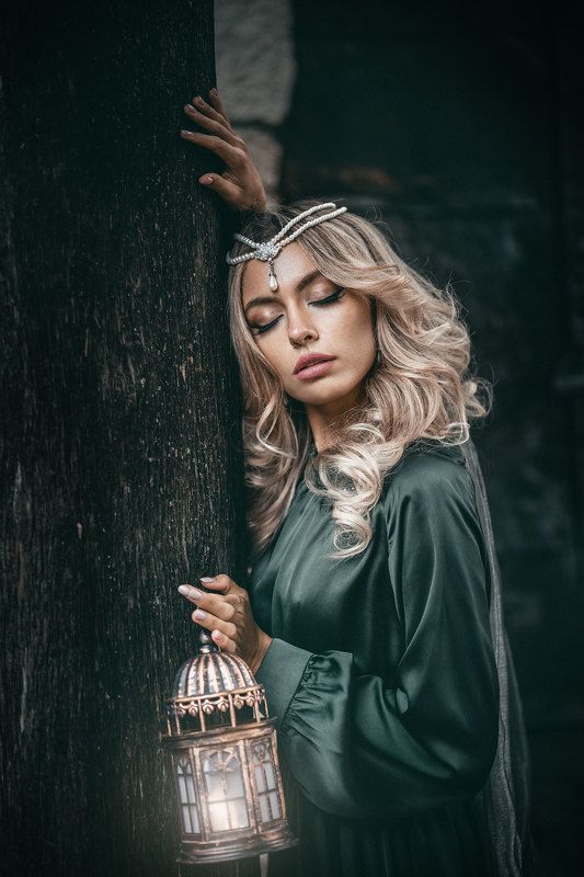 девушка сказка фантазия история зеленое летящее платье корона шлейф средневековье mediaeval woman dress fantasy castle fairytale  В старом замкеphoto preview