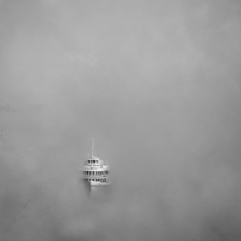 берег, город, енисей, зима, квадрат, корабль, красноярск, пар, пейзаж, плотный, плыть, причал, река, сибирь, судно, туман, чб На реке туманphoto preview