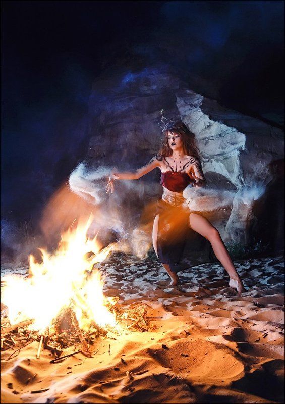 девушка, ночь, костёр, огонь, море, Латвия, мистика, свет, стробизм Ритуалphoto preview