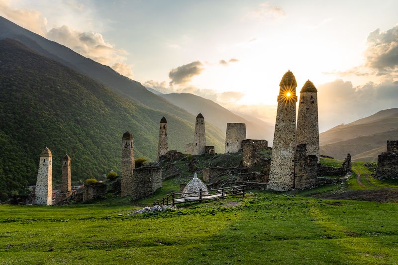 landscape, mountains, ingushetia, fort, green, field, пейзаж, кавказ, природа, горы, ингушетия, крепость Catching the lightphoto preview