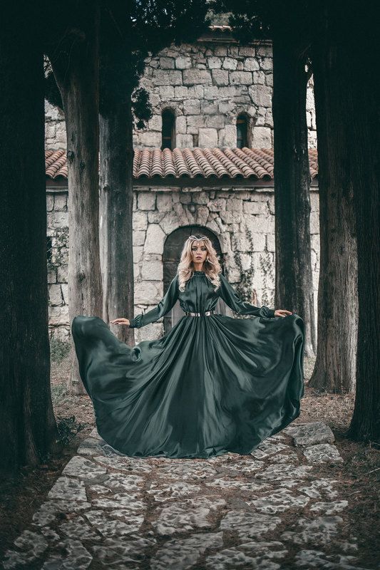 девушка сказка фантазия история зеленое летящее платье корона шлейф средневековье mediaeval woman dress fantasy castle fairytale  В старом замкеphoto preview
