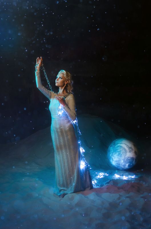 луна, девушка в белом платье, свет, фигура Лунные истории...photo preview