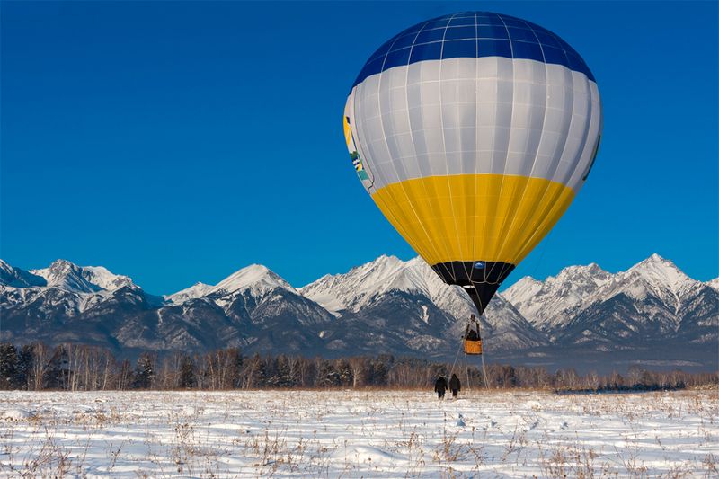 Воздушный шар на фоне Тункинских гольцовphoto preview