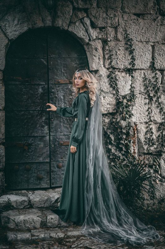 девушка сказка фантазия история зеленое летящее платье корона шлейф средневековье mediaeval woman dress fantasy castle fairytale  В старом замкеphoto preview