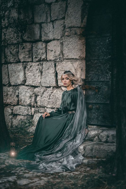 девушка сказка фантазия история зеленое летящее платье корона шлейф средневековье mediaeval woman dress fantasy castle fairytale  В старом замкеphoto preview