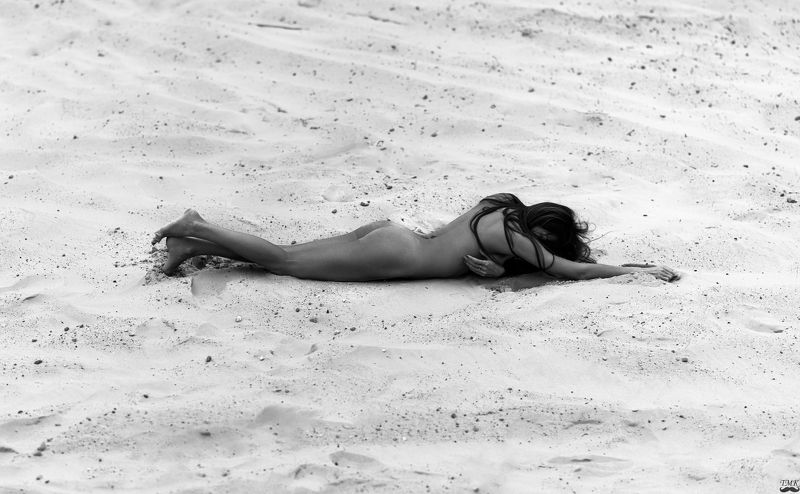 bw, black and white, monochrome, moody, sand, woman, body, people, fineart Ocean of Sandphoto preview