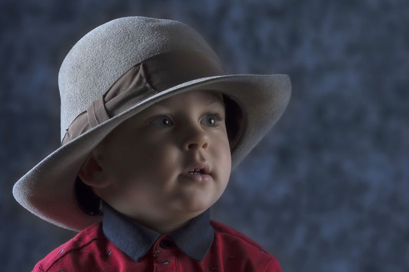 портрет, дети, мальчик, студия В шляпеphoto preview
