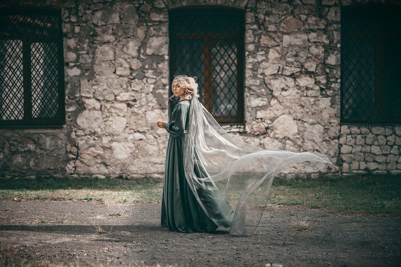 девушка сказка фантазия история зеленое летящее платье корона шлейф средневековье mediaeval woman dress fantasy castle fairytale  В старом замкеphoto preview