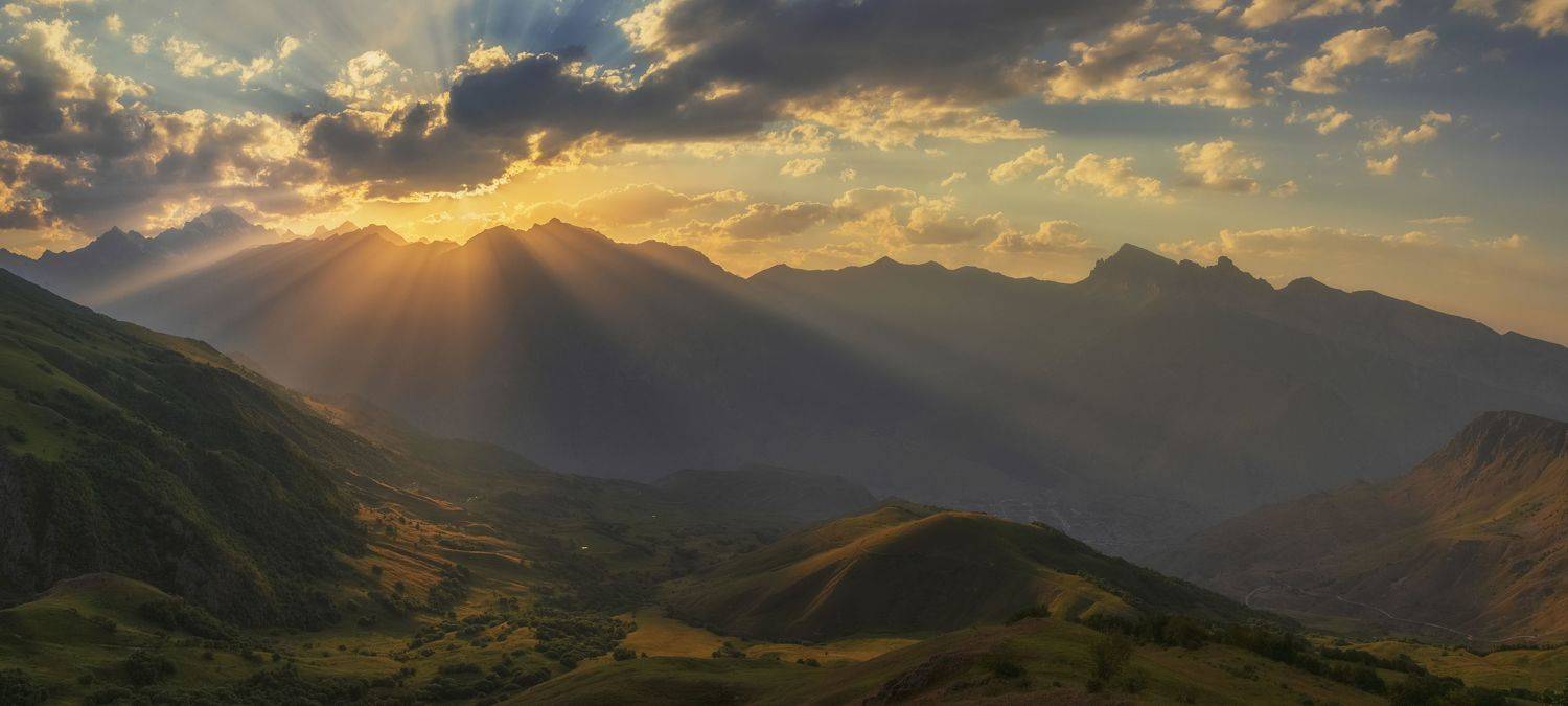 Противостояние. Автор: ПУЗЕНКО ДМИТРИЙ кбр, перевал курноят, вид на урочище гымыхли, .сентябрь.2022 г., ПУЗЕНКО ДМИТРИЙ