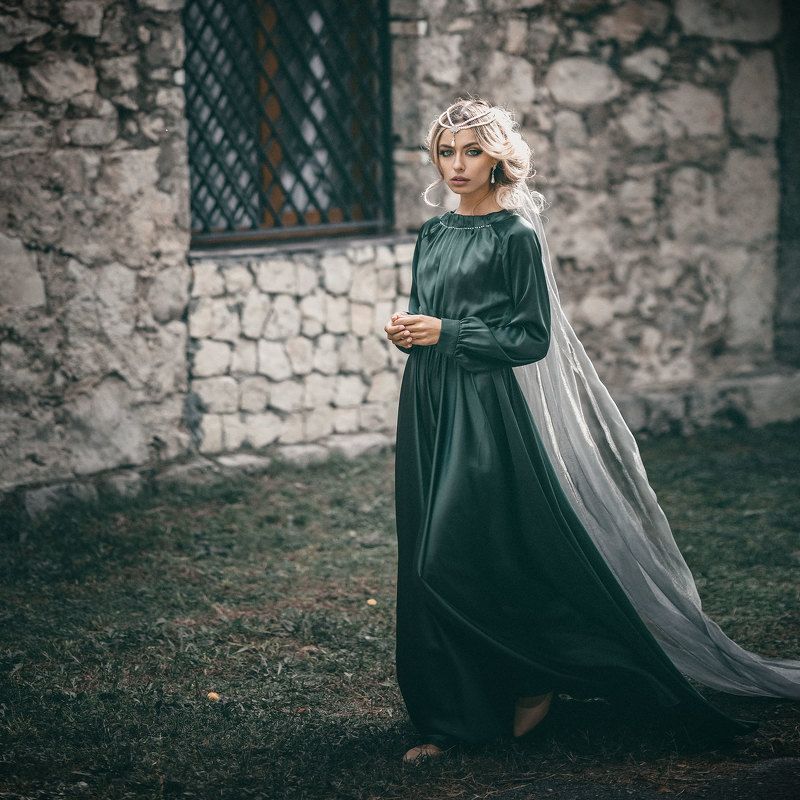 девушка сказка фантазия история зеленое летящее платье корона шлейф средневековье mediaeval woman dress fantasy castle fairytale  В старом замкеphoto preview
