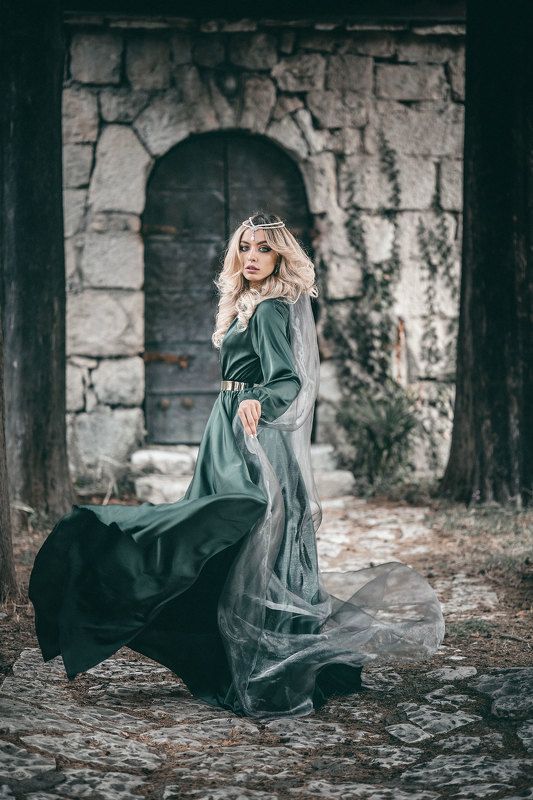 девушка сказка фантазия история зеленое летящее платье корона шлейф средневековье mediaeval woman dress fantasy castle fairytale  В старом замкеphoto preview