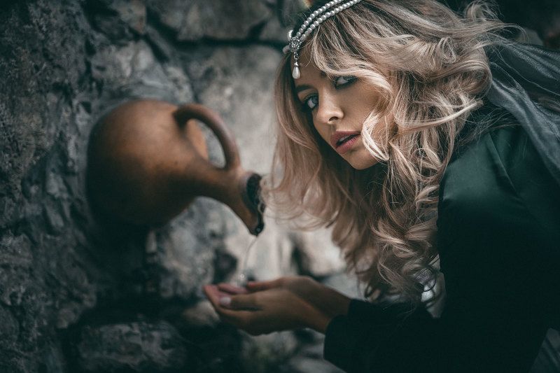 девушка сказка фантазия история зеленое летящее платье корона шлейф средневековье В старом замкеphoto preview