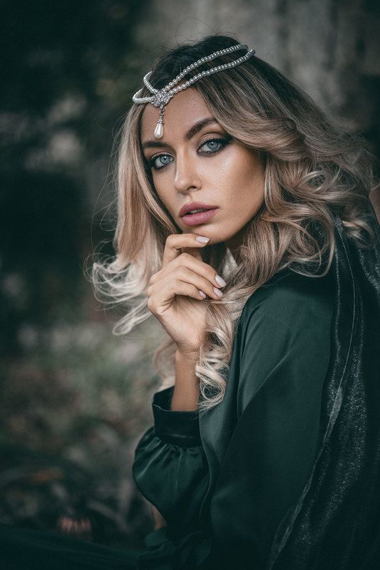 девушка сказка фантазия история зеленое летящее платье корона шлейф средневековье В старом замкеphoto preview